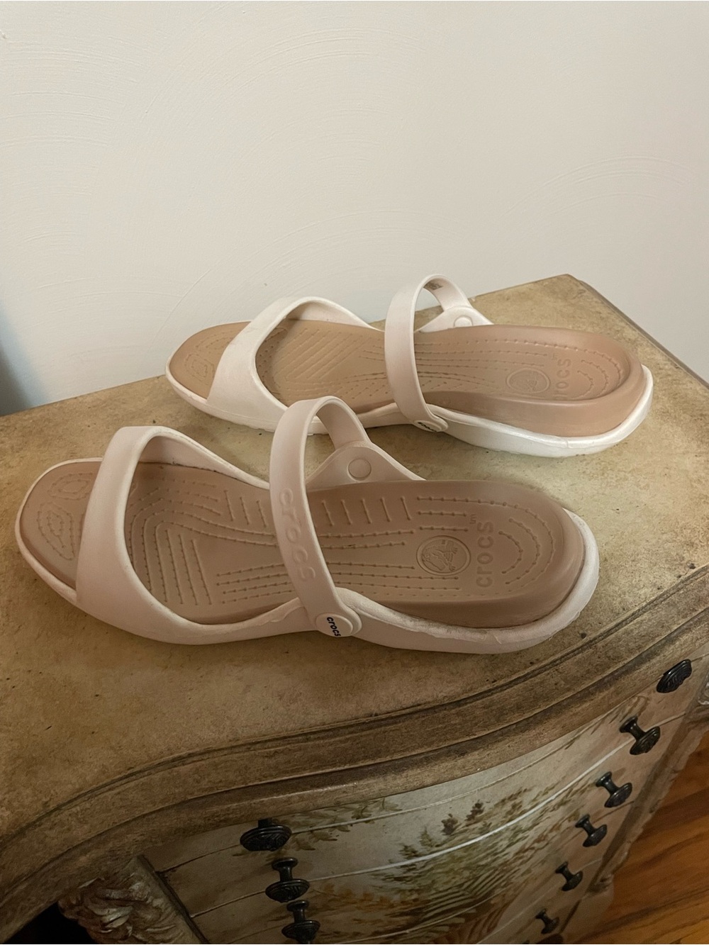 CROCS Women’s White V-Strap Slide Sandal